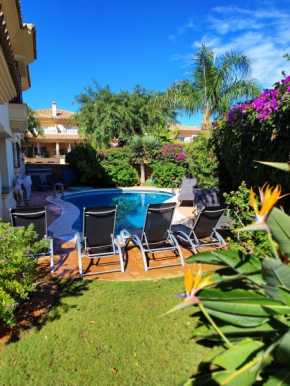 VILLA RIVIERA CON PISCINA PRIVADA JUNTO AL CAMPO DE GOLF, Mijas